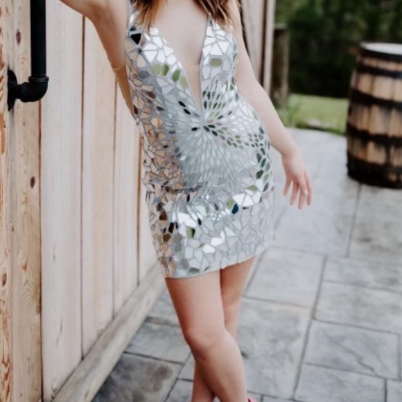 worn once there’s padding stitched in the chest area but can easily be removed. - Picture 2 of 3